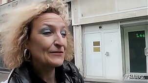 Béatrice, une mature aux gros seins fan de sodomie